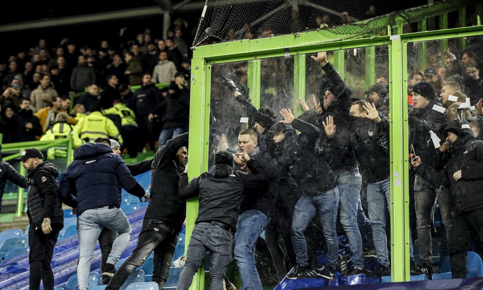 Navijači Vitessea provociraju navijače Feijenoorda
