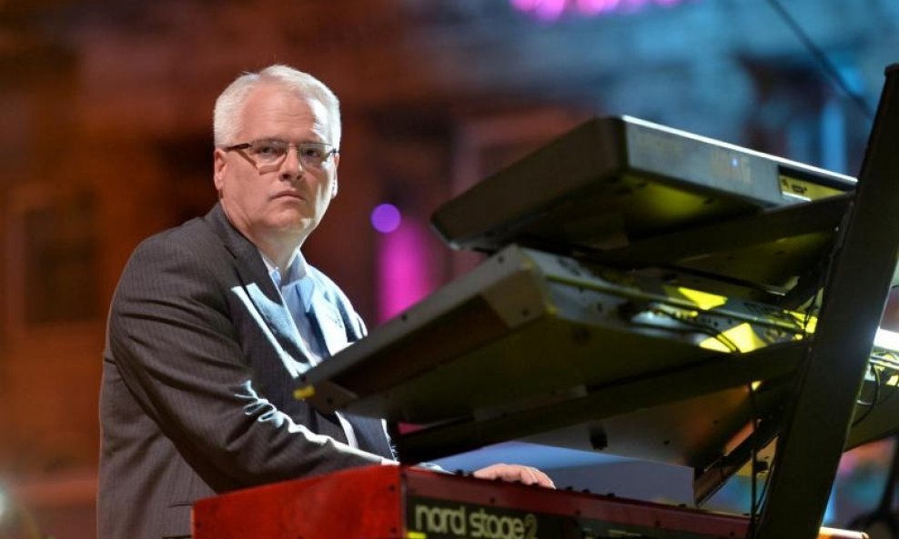 Ivo Josipović svira