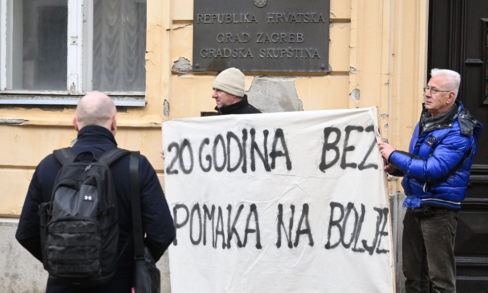 Udruge ispred zagrebačke Gradske skupštine prosvjeduju protiv izgradnje Centra za gospodarenje otpadom u Resniku