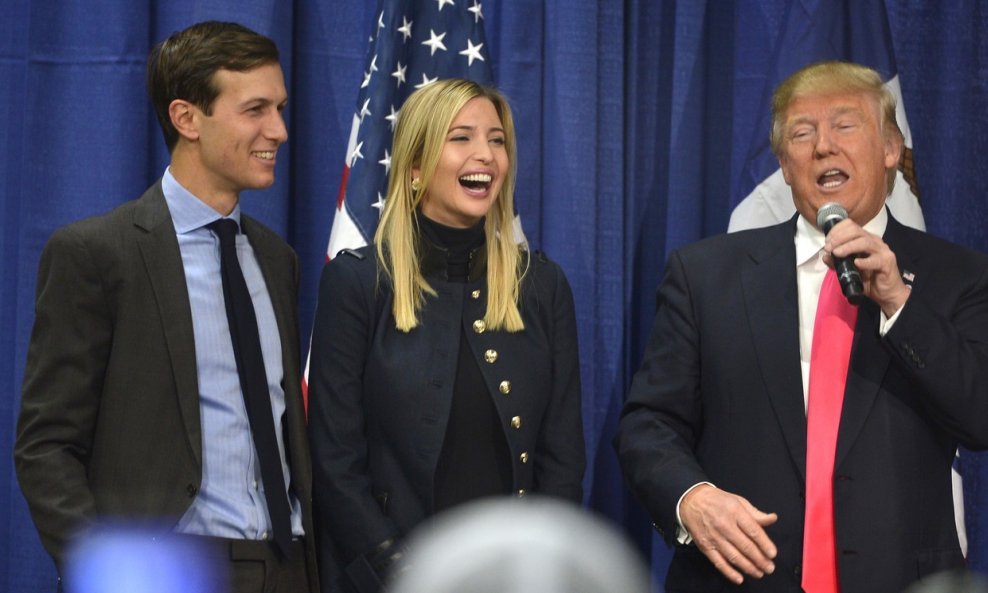 Jared Kushner sa suprugom Ivankom i tastom Donaldom Trumpom, američkim predsjednikom