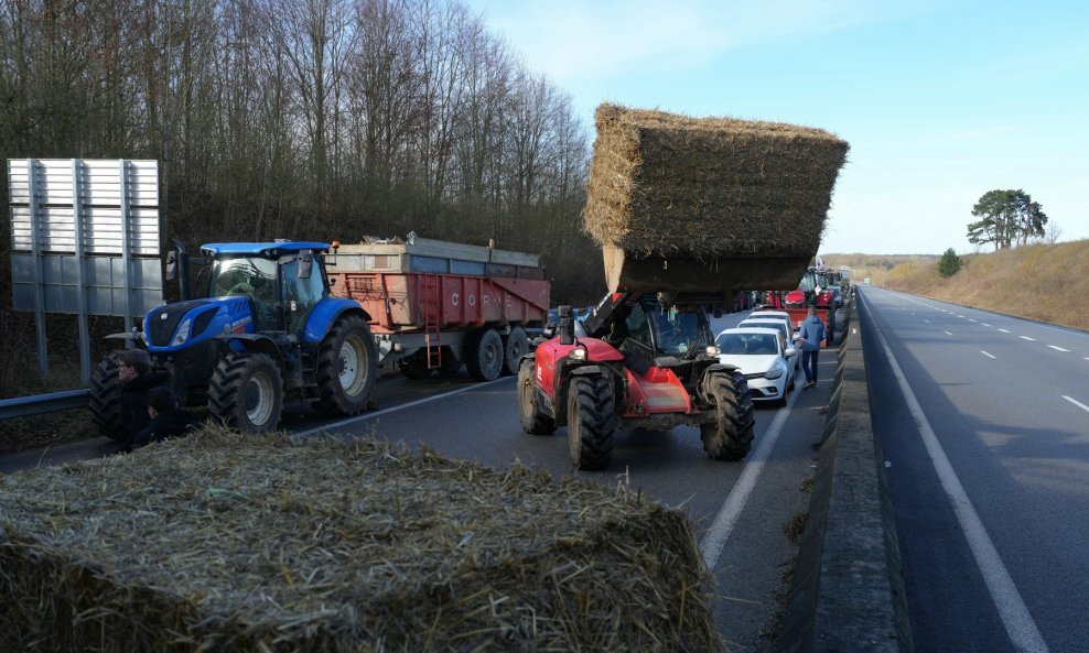 Francuski farmeri blokirali autoceste kod Pariza