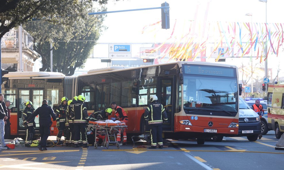 Autobus u centru Rijeke naletio na pješakinju