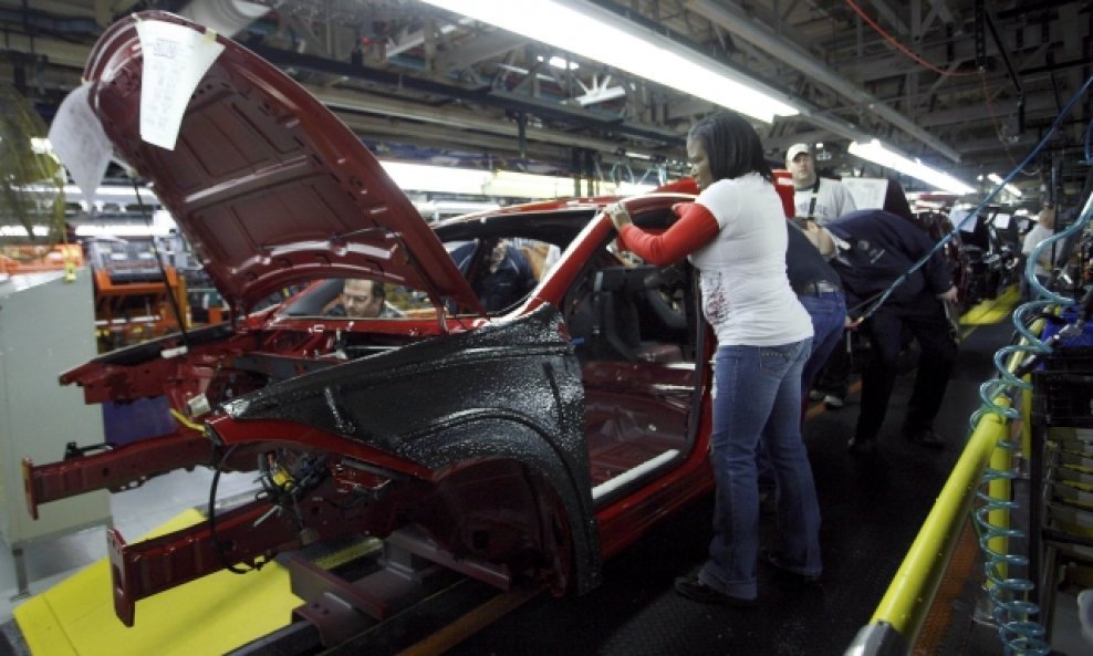 I u vremenima krize auto-industrija prilagođavanjem kupcima, ogromnim ulaganjima u istraživanje i razvoj, fascinantnim tehnološkim napretkom na svim poljima i otvaranjem novih tržišta grabi naprijed. To je važna lekcija svima - smatra Kolman