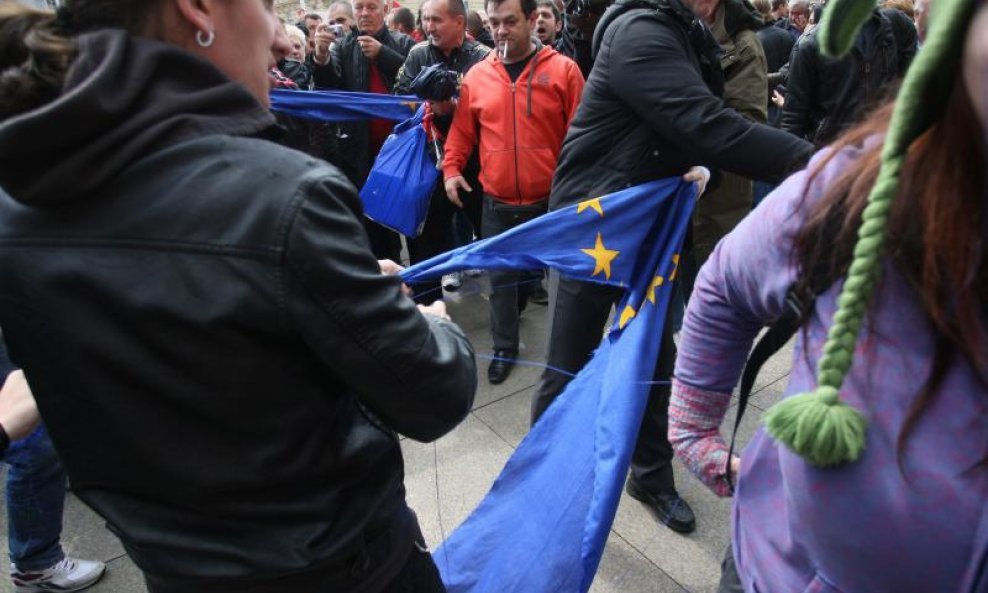 Prosvjednici trgaju zastavu EU