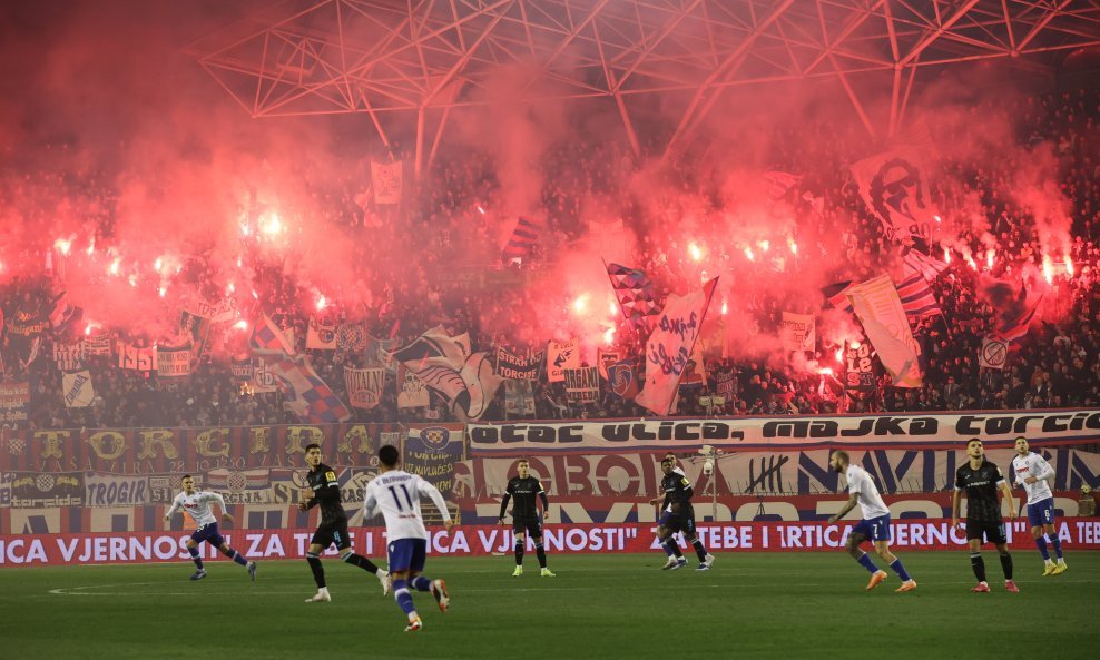 Bakljada Torcide na utakmici Hajduk - Rijeka