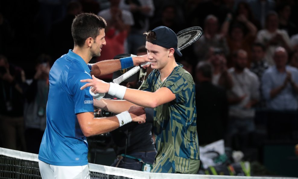 Holger Rune (desno) i Novak Đoković