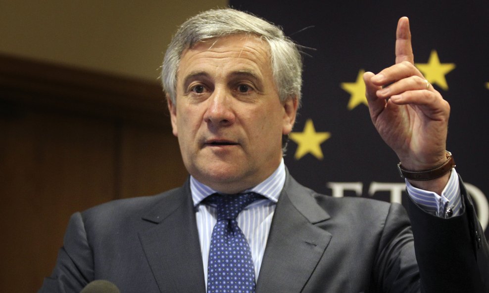 Tajani je prije politike bio novinar i časnik 