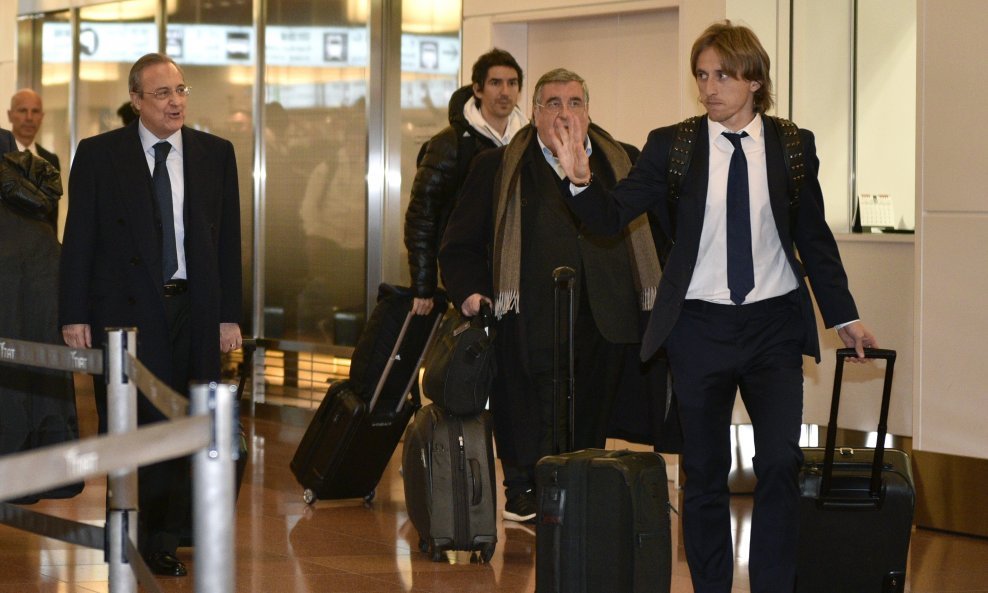 Florentino Perez (prvi slijeva) i Luka Modrić
