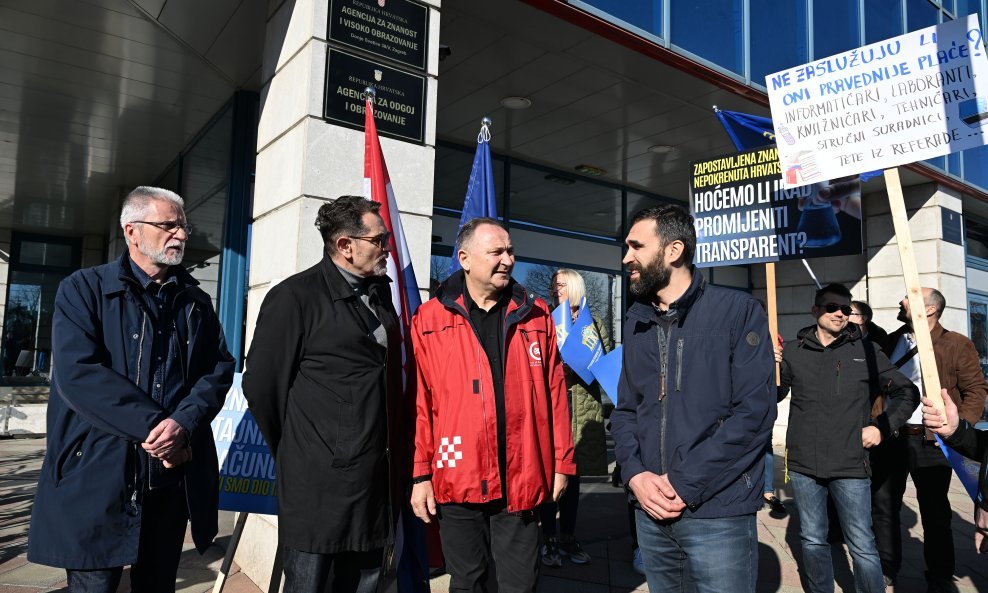 Konferencija za medije Nezavisnog sindikata znanosti i visokog obrazovanja ispred zgrade Ministarstva znanosti i obrazovanja