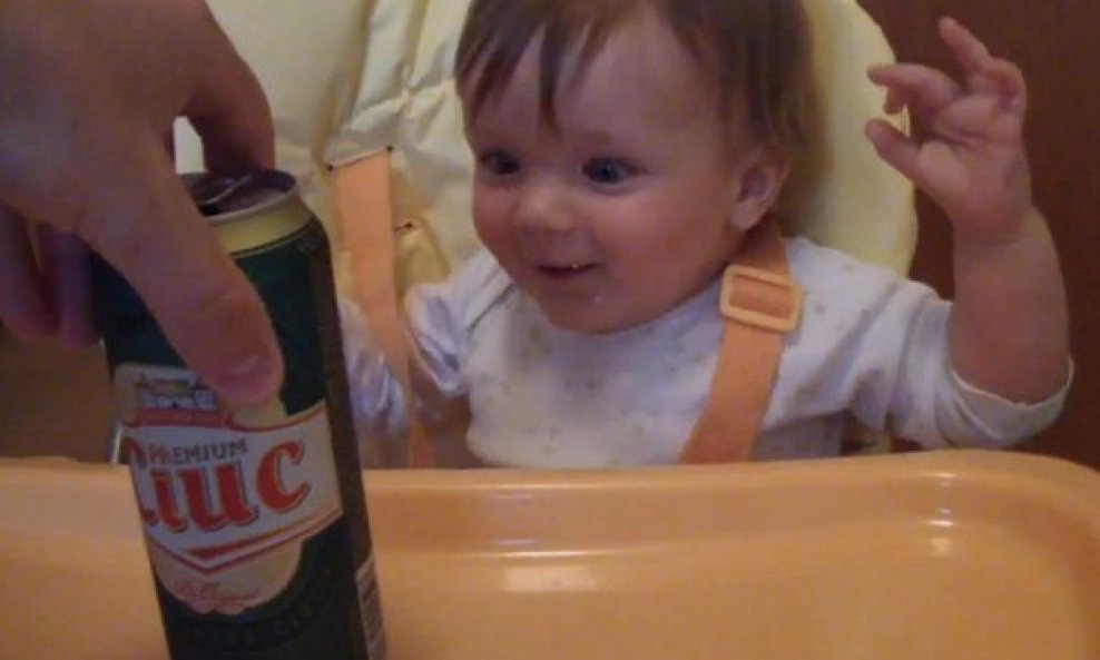 Upoznajte bebu koja je luda za pivom