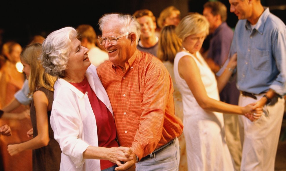 muškarac žena umirovljenici ples