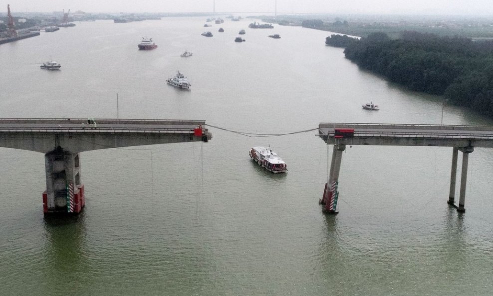 Brod udario u most u Kini