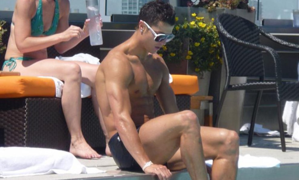 Cristiano Ronaldo odmara na bazenu (5)