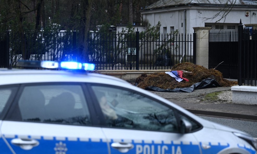 Gomila gnoja ispred kuće ruskog veleposlanika u Poljskoj