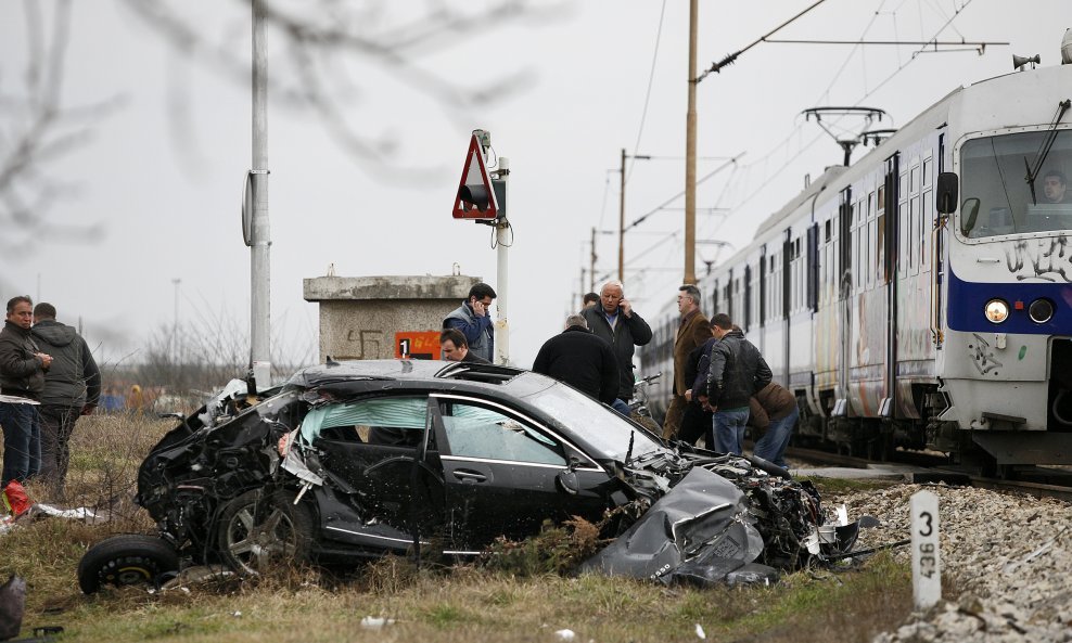 Automobil uništen u naletu vlaka