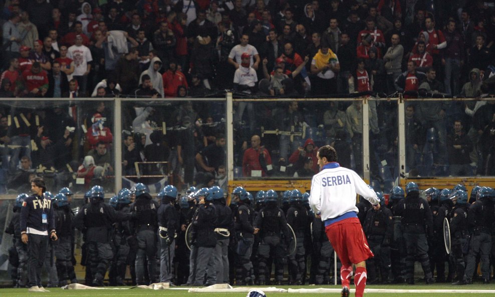 Talijanska policija ispod tribine sa srpskim navijačima