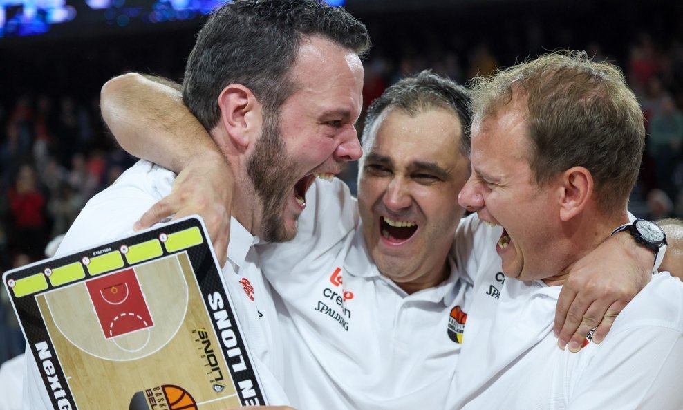 Dario Gjergja sa suradnicama slavi veliku pobjedu Belgije protiv Španjolske u kvalifikacijama za Europsko košarkaško prvenstvo 2025, 25.2.2024.