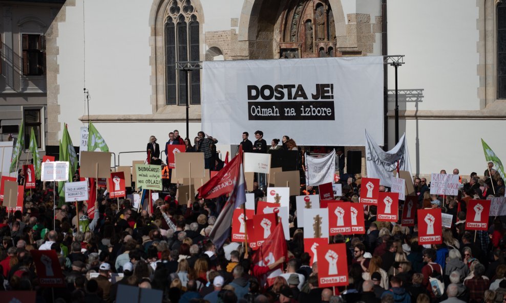 Prosvjed lijevo-liberalne oporbe na Markovu trgu