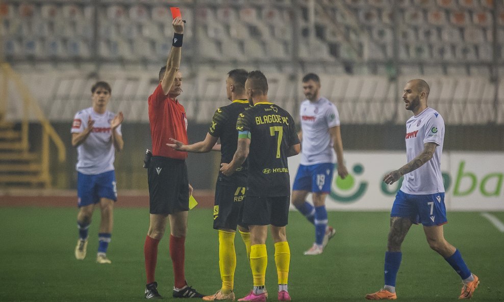 Sudac Zdenko Lovrić isključuje iz igre igrača Istre 1961 Slavka Blagojevića, Hajduk - Istra 1961 (1:0), 2.3.2024.