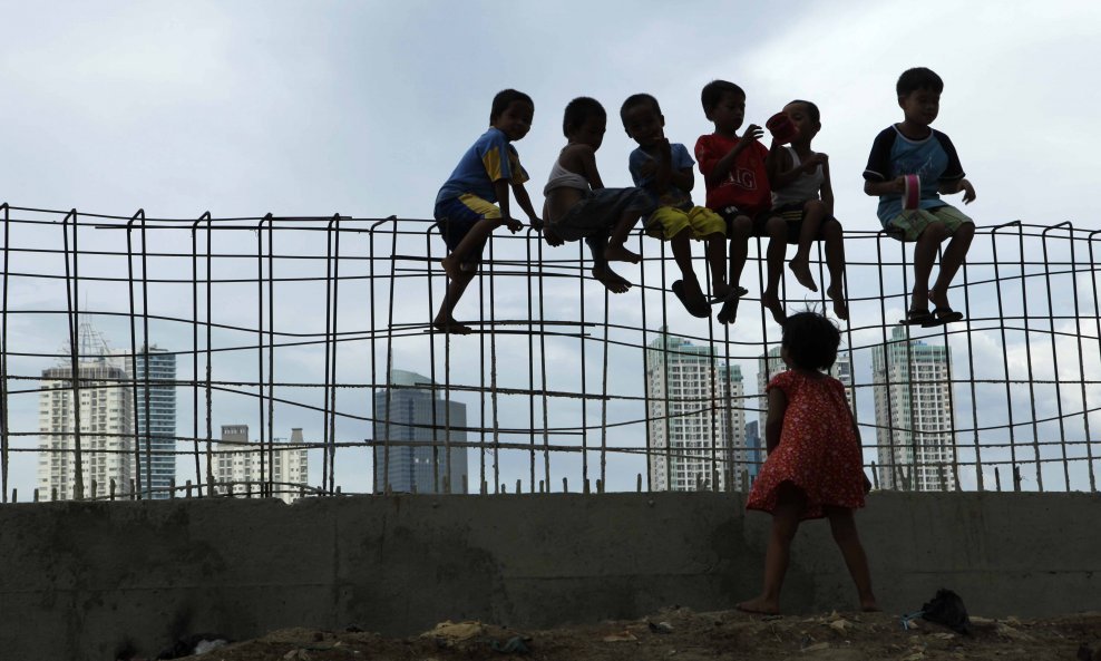 Opasna dječja igra na željeznim rešetkama gradilišta u Džakarti.