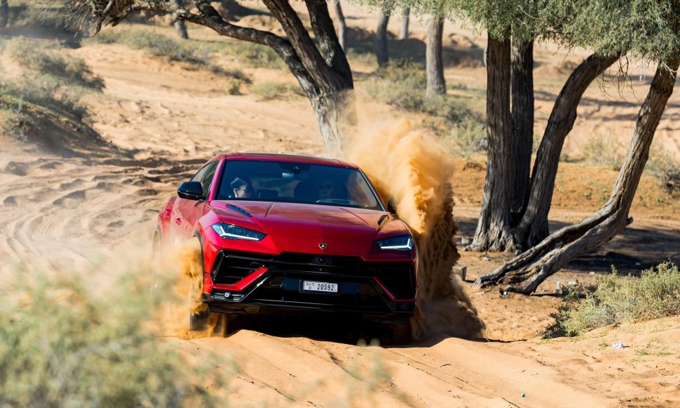 #SHEdrivesalambo i super SUV Lamborghini Urus S