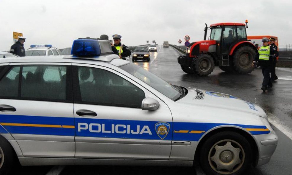 policija prosvjed seljaka traktori
