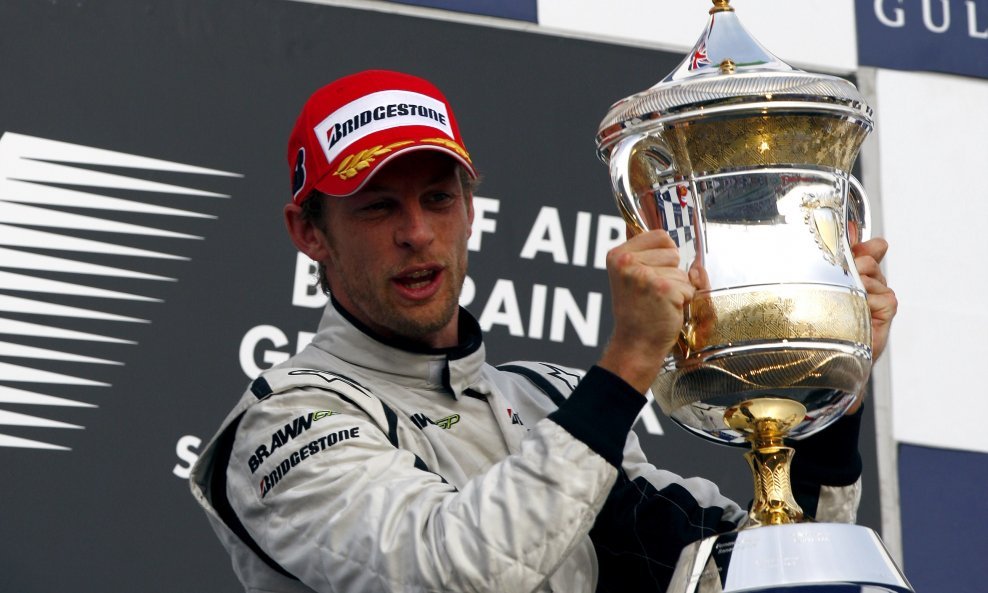 Jenson Button s pokalom pobjednika VN Bahreina