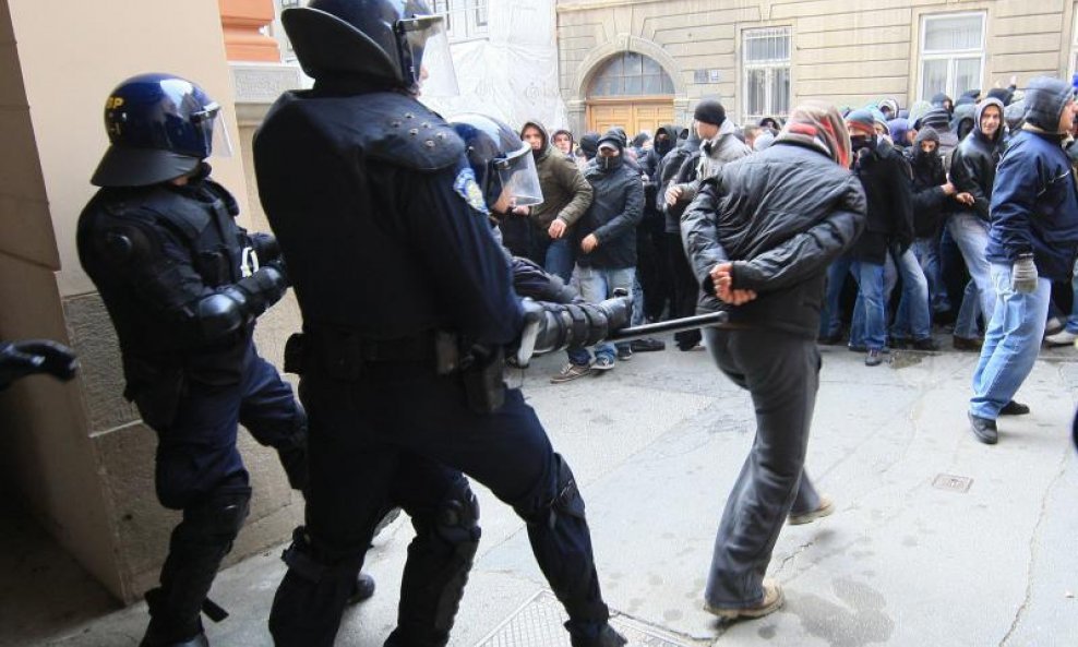 Sukob prosvjednika i policije u Zagrebu (12)