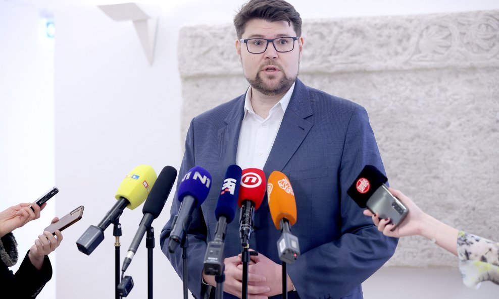 Peđa Grbin, predsjednik SDP-a daje izjavu novinarima u Hrvatskom saboru