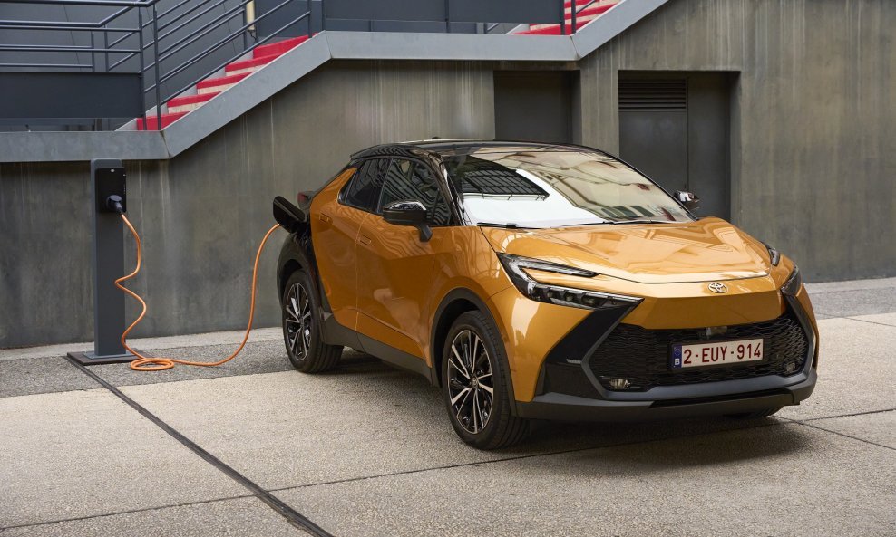 Toyota C-HR Plug-in Hybrid 220