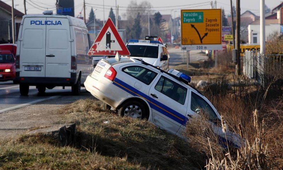 policijski auto u jarku