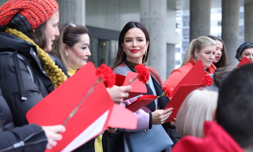 Severina ispred MSU u Zagrebu