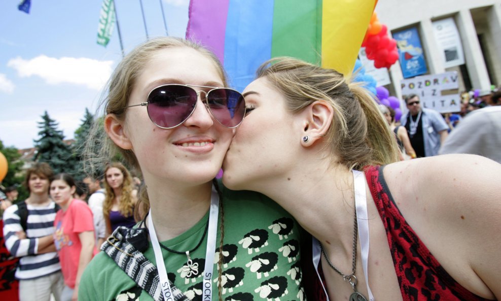 Lezbijke gay pride poljubac djevojke