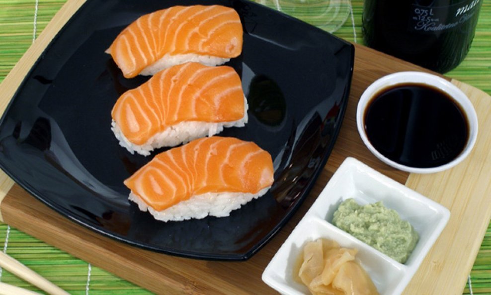 losos nigiri sushi