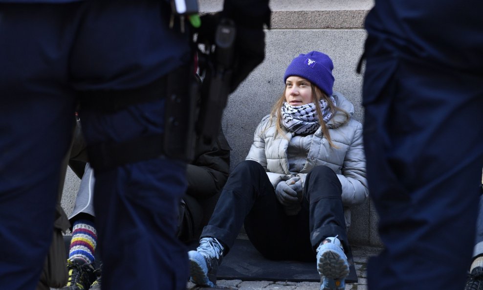Greta Thunberg ispred švedskog parlamenta