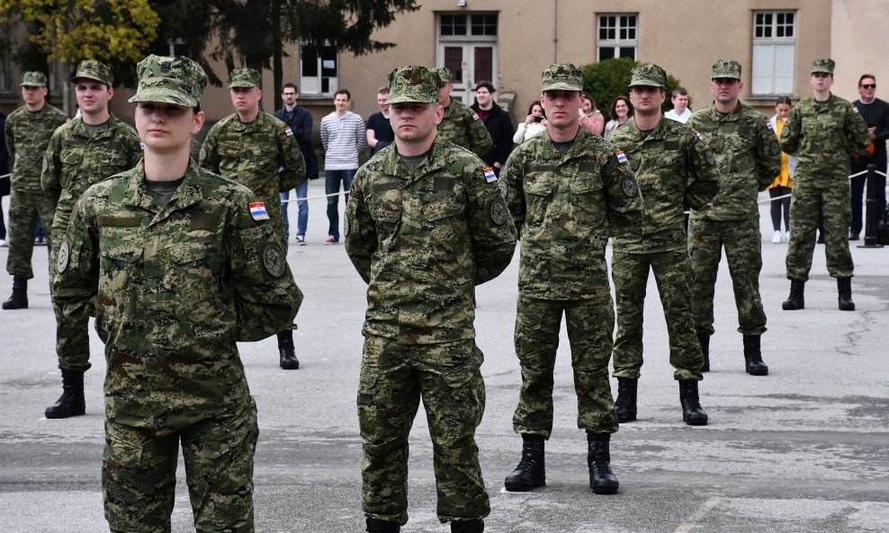 Ilustracija/Dragovoljni ročnici polažu prisegu u Požegi