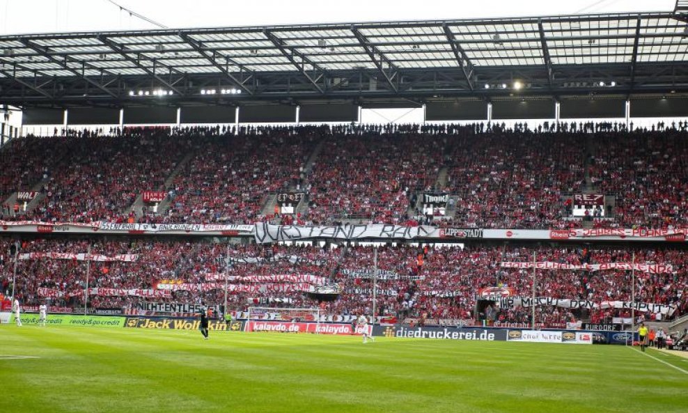 Stadion i navijači Kölna