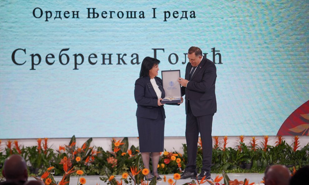 Milorad Dodik dodjeljuje odlikovanje Srebrenki Golić