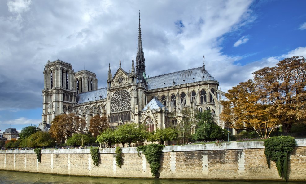 Napadač s čekićem ispred pariškog Notre Dama, izjavio je glasnogovornik francuske vlade, nije 'pokazivao znakove radikalizacije'