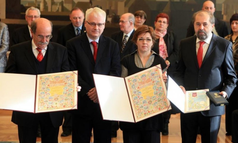 Ivo Josipović u društvu nagrađenih Zoran Pusić drago hedl