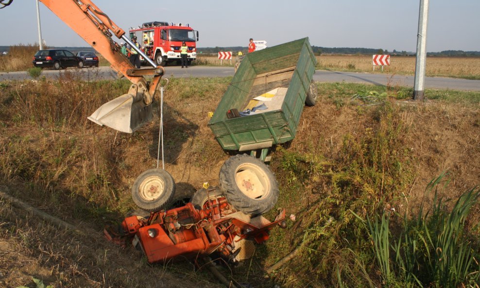 traktor prometna nesreća dizalica