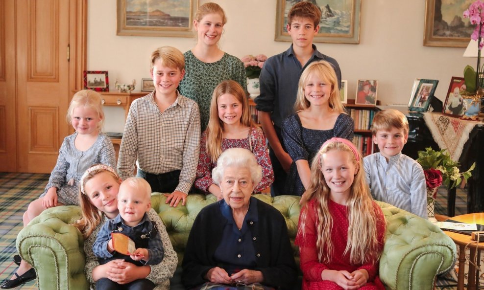 Kraljica Elizabeta s praunucima