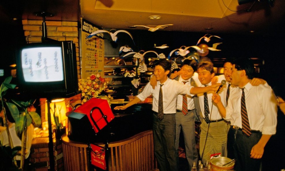 Karaoke barovi danas su svakodnevica, kako u Japanu, tako i širom svijeta (ilustracija)