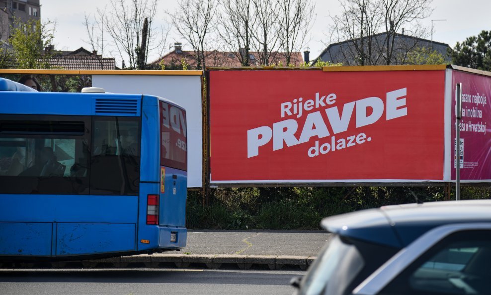 SDP-ov plakat s natpisom 'Rijeke pravde dolaze'