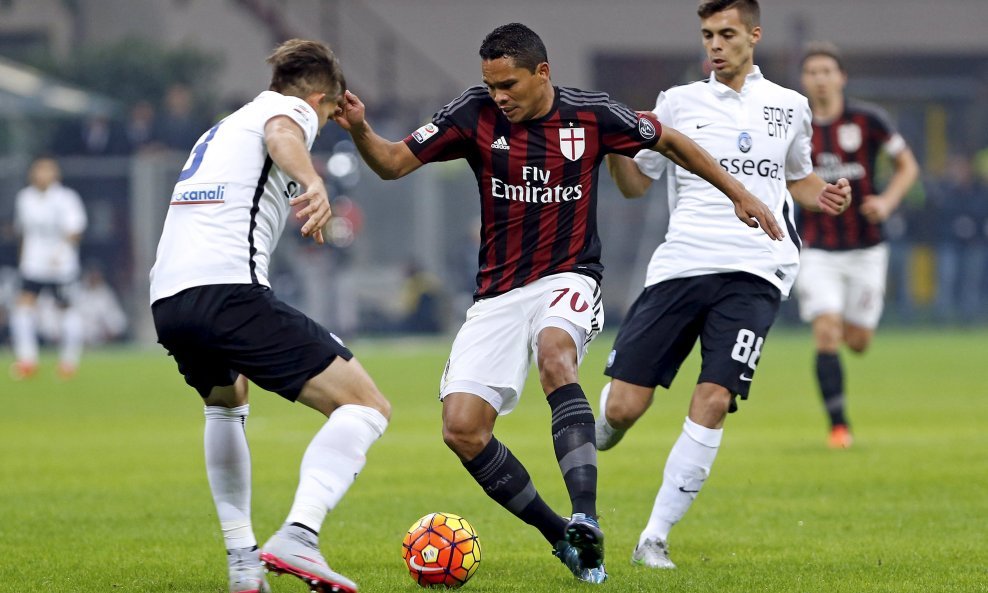 Carlos Bacca u duelu s Rafaelom Toloijem i Albertom Grassijem