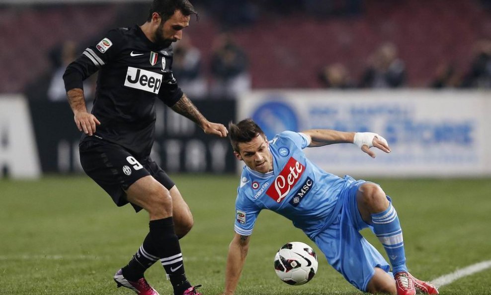 Christian Maggio (Napoli, d) i Mirko Vučinić (Juventus)