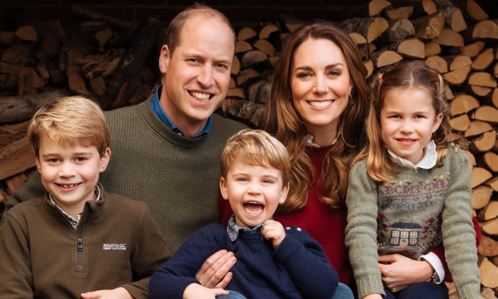 Princ William i princeza Kate sa svoje troje djece u Anmer Hallu u Norfolku pozirali su za božićnu čestitku 2020.
