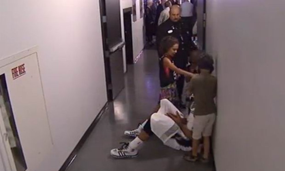 Tim Duncan igrao se s djecom