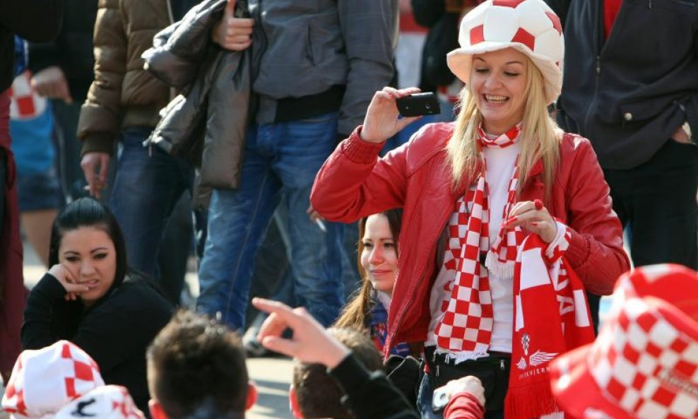 Hrvatske navijačice prije utakmice Hrvatska - Srbija (6)