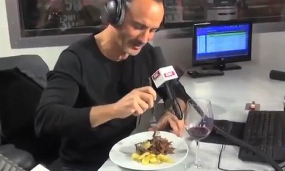 Eric di Meco jede štakora